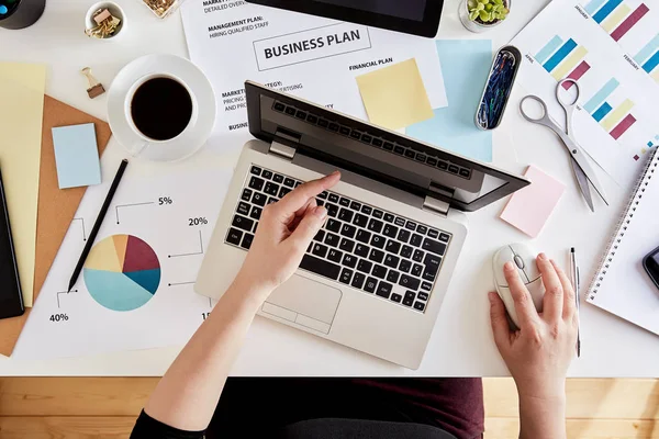 Empresaria analizando datos con laptop — Foto de Stock