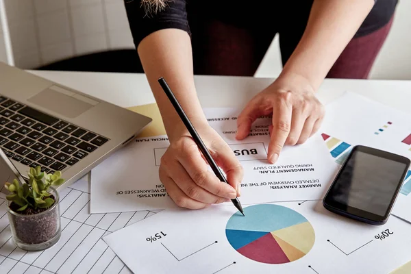 Mujer emprendedora planificación estrategia de negocio —  Fotos de Stock