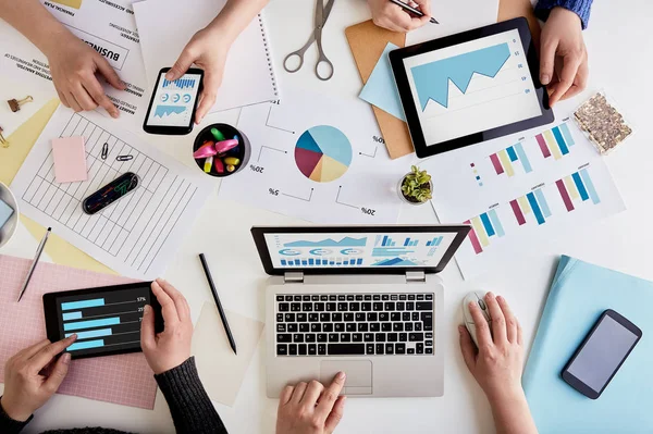 Young business people working in the office — Stock Photo, Image