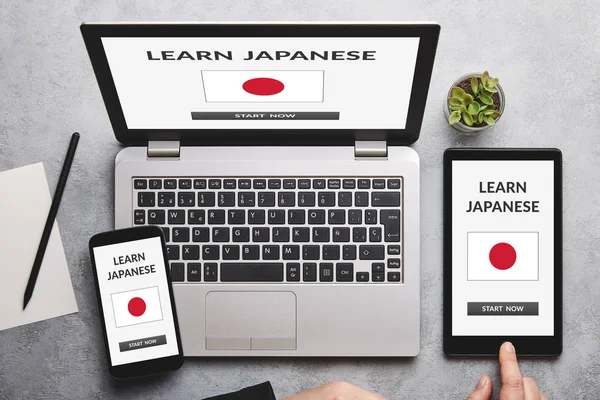 Изучение японской концепции на ноутбуке, планшете и смартфоне — стоковое фото