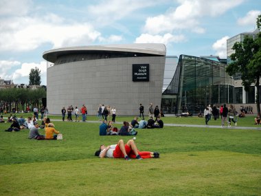 Van Gogh Müzesi önünde dinlenen insanlar