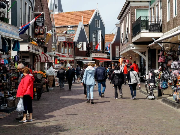 Turistler ve hediyelik eşya dükkanları ile Volendam