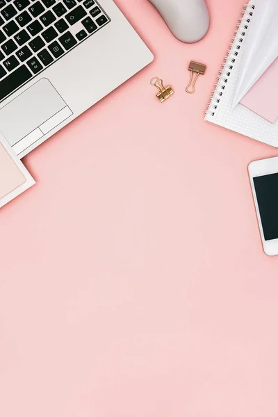 Escritorio de oficina rosa con dispositivos electrónicos y espacio de copia — Foto de Stock