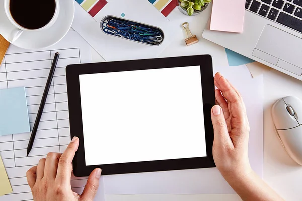Manos usando una tableta con pantalla blanca en blanco —  Fotos de Stock