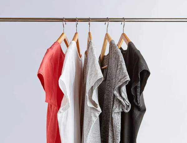 Rafüzerinde nötr renklerde T-Shirtler