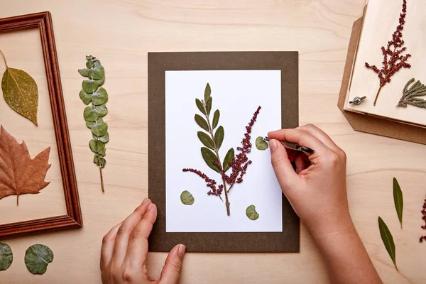 Mujer haciendo decoración con flores prensadas secas —  Fotos de Stock