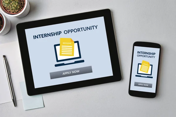 タブレットやスマートフォンの画面上のインターンシップの概念 — ストック写真