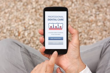 Akıllı telefon ekranında diş sağlığı konsepti