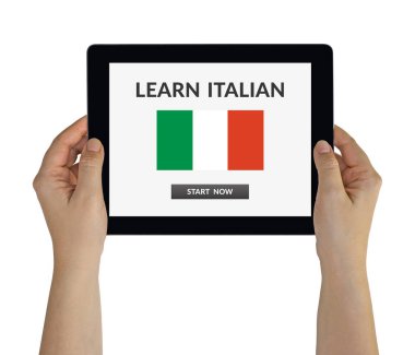Ekranda İtalyanca öğrenilen tableti tutan eller