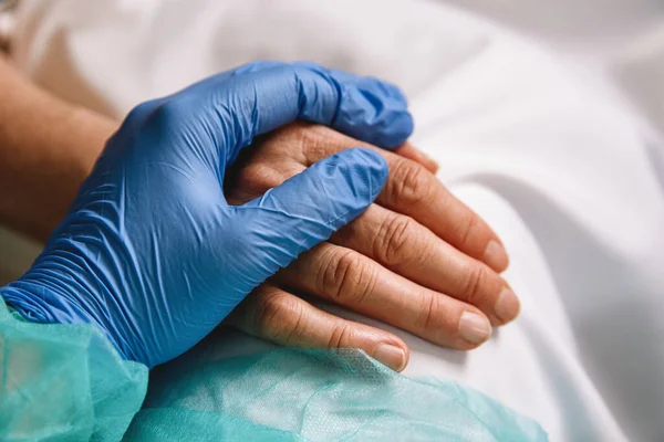 Close Médico Mão Com Luva Azul Dando Apoio Amor Paciente Fotografias De Stock Royalty-Free