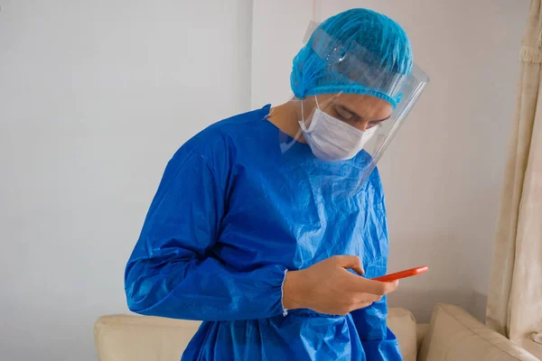 Ein Chirurg Mit Einem Telefon — Stockfoto