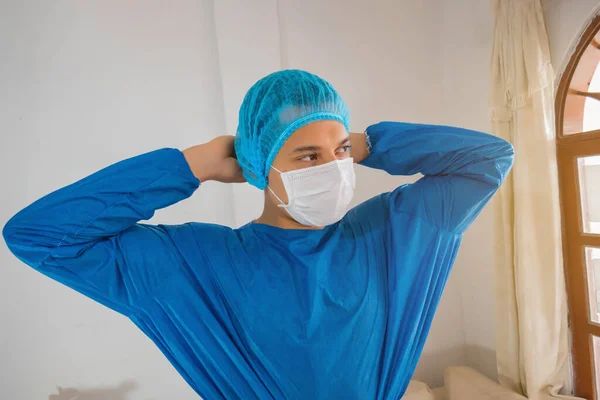 Een Jonge Dokter Die Zijn Masker Aanpast Latino Gezondheid Professional — Stockfoto