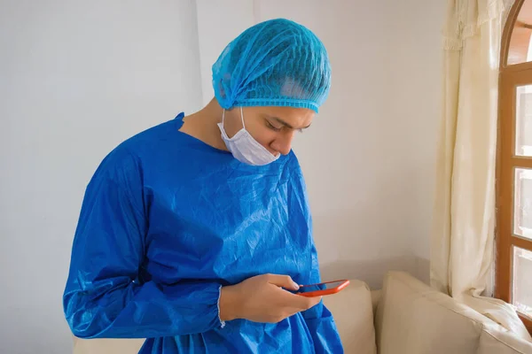 Veterinární Lékař Zkontrolovat Zprávy Svém Chytrém Telefonu Před Odchodem Chirurgii — Stock fotografie