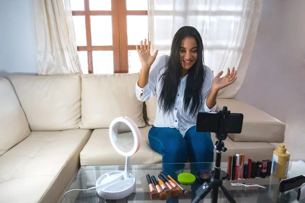Retrato Una Joven Mujer Negra Grabando Video Maquillaje Casa Chica —  Fotos de Stock