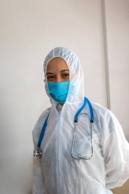 PPE koruyucu kıyafetli ve maskeli bir Latin doktorun portresi..