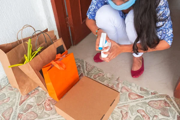 Concepto Desinfección Alimentaria Durante Pandemia Chica Joven Recibe Paquete Suministro —  Fotos de Stock