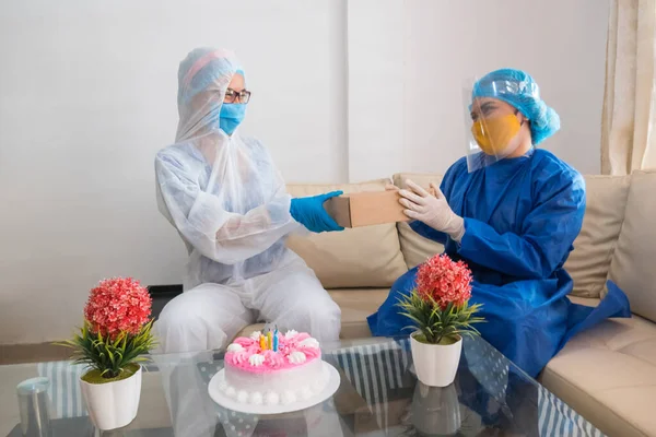 Frau Mit Schutzmaske Beschenkt Ihren Freund Zum Geburtstag Geburtstagsfeier Zur — Stockfoto