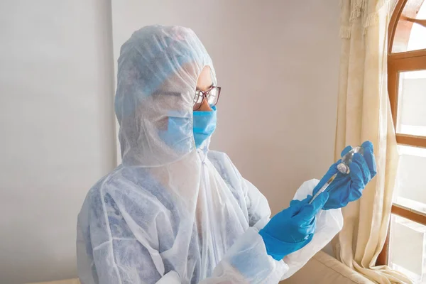 Arzt Mit Spritze Verabreicht Während Einer Pandemie Medikamente Hause — Stockfoto
