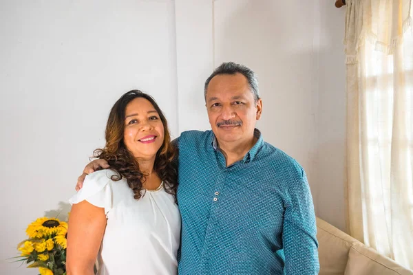 Oturma odasındaki yaşlı bir çiftin portresi.