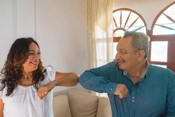 Lachend Paar Ellebogen Werkplek Gezondheidszorgconcept — Stockfoto