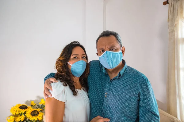 Äldre Par Med Medicinsk Mask Vardagsrummet — Stockfoto