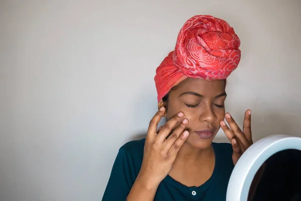 Young Woman Home Getting Ready Out — Stock Photo, Image