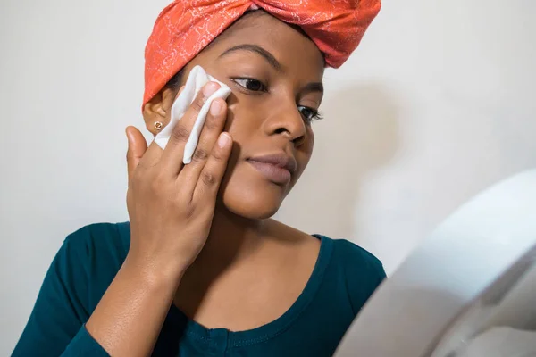 Mujer Afroamericana Limpiándose Cara Cuidado Piel — Foto de Stock