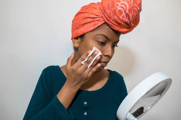 Mujer Afroamericana Sonriente Mira Espejo Realiza Una Rutina Diaria Cuidado — Foto de Stock