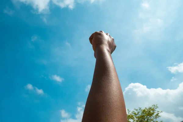 Pugno Femminile Davanti Cielo Simbolo Protesta — Foto Stock