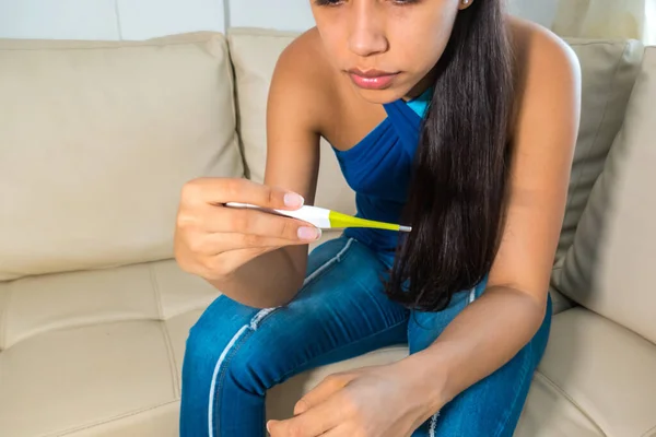 Kadın Termometreye Bakıyor Kadın Eli Isıyı Ölçerken Dijital Termometre Tutuyor — Stok fotoğraf