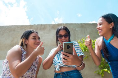 Parkta üç güzel arkadaş