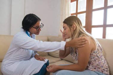 Bir doktor bir kadına tavsiye eder. Tavsiye