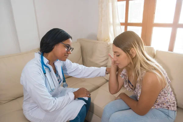 Médico Joven Ayuda Una Mujer Asesoramiento — Foto de Stock