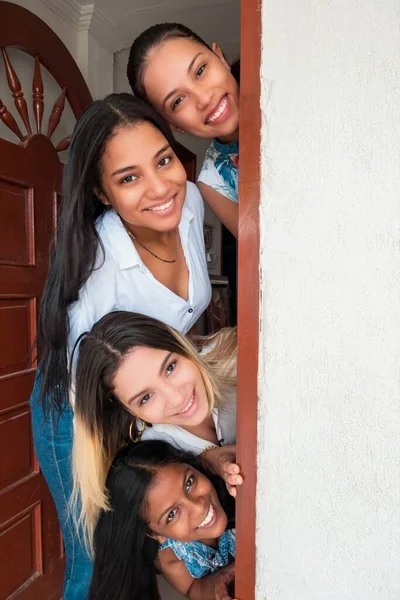 Uma Foto Quatro Jovens Amigos Felizes Uma Porta Olhando Para — Fotografia de Stock