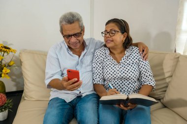 Ailesiyle telefonla temas eden iki yaşlı insan koronavirüs enfeksiyonunu önlemek için evde kalıyor. COVID-19 Önleyici Karantina Konsepti