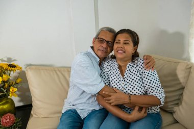 Mutlu son sınıf evlilikleri. Kanepede kucaklaşıyoruz.