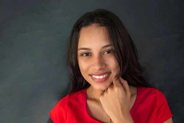 Fröhliche Junge Lateinische Frau Lächelt — Stockfoto