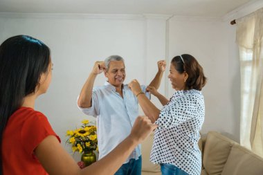 Latin ailesi evde birlikte eğleniyor.