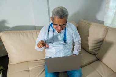 Bir hastaya uzaktan danışmanlık yapan İspanyol bir doktor. TeleHealth konsepti.