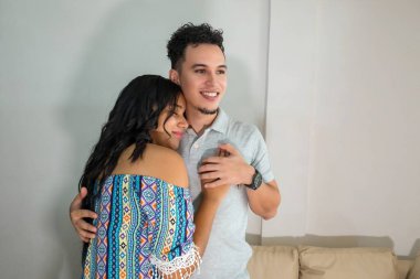 Mutlu çift birlikte eğleniyor.