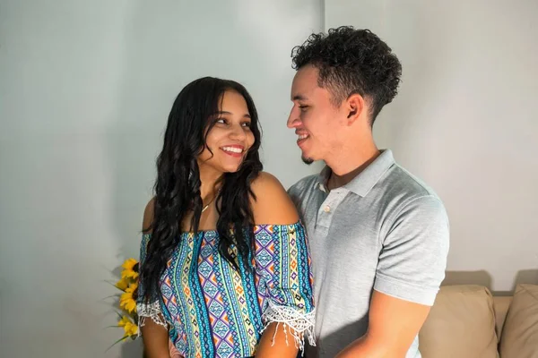 Casal Feliz Abraçando Sua Casa Confortável — Fotografia de Stock