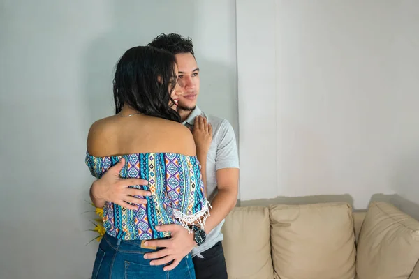 Couple Mariage Dans Nouvelle Maison Regardant Par Fenêtre — Photo