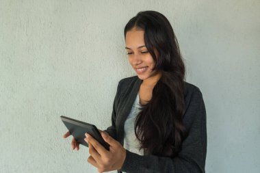 Çekici iş kadını dijital tablet ekranına bakıyor