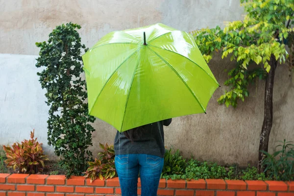 Vista Trasera Una Mujer Triste Solitaria Pie Con Paraguas Aire —  Fotos de Stock