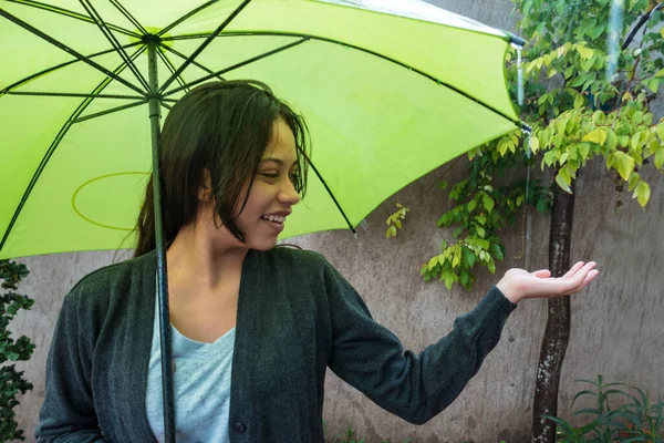 雨の中で傘を差した笑顔の女性 — ストック写真