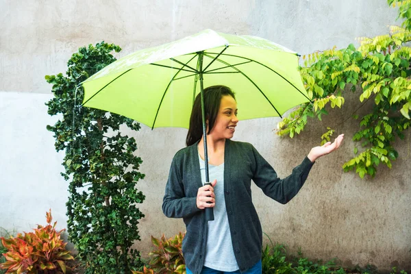 Ein Hübsches Fröhliches Mädchen Hält Einen Regenschirm Der Hand Während — Stockfoto