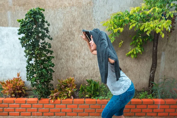 Adolescente Bonito Chuva Parque — Fotografia de Stock