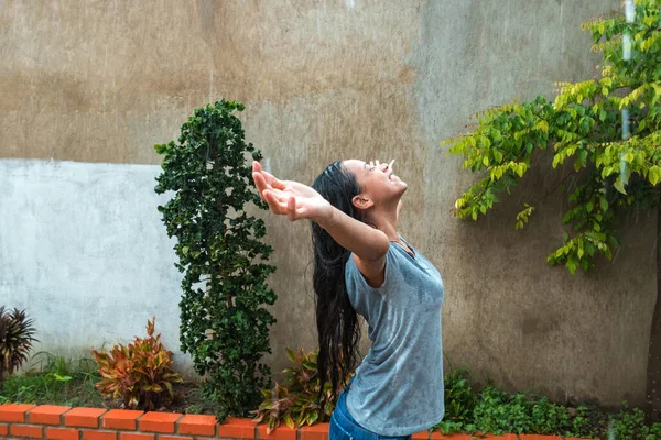 雨の中で自然の女性の美しさ — ストック写真