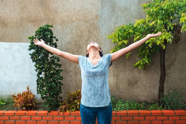 Una Donna Sorridente Sotto Pioggia — Foto Stock