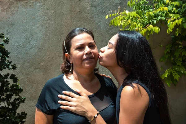 Mamá Con Hija Adolescente Recibiendo Beso Abrazo —  Fotos de Stock